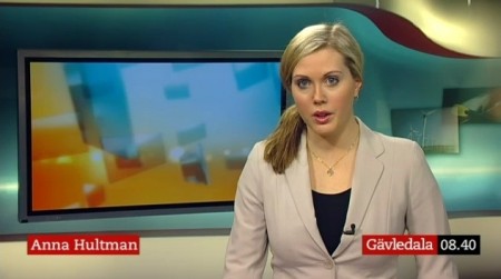 Anna Hultman tuvo mucha sangre fría para aguantar delante de la cámara mientras sonaba la alarma de incendios. (Foto captura vídeo SVT)