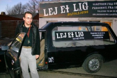 El estudiante español Juan Pablo Pita posa junto al coche que alquiló para ir a una fiesta. (Foto: © JM Noticias) - PULSAR PARA AMPLIAR -