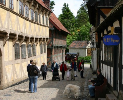 La calle que da entrada a «Den Gamle By» (La Ciudad Vieja) de Aarhus. (Foto: ©M.Mielgo - JM Noticias)