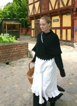 Una de las «vírgenes panaderas» lleva el pan recién hecho en «Den Gamle By» (La Ciudad Vieja) de Aarhus. (Foto: ©M.Mielgo - JM Noticias)