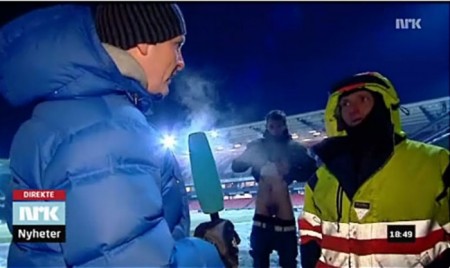 Un desconocido muestra sus genitales a 15 bajo cero en directo en la TV pública noruega. (foto: Captura NRK TV)