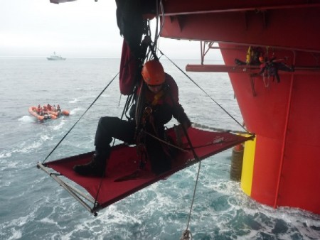 Uno de los activistas colgado de la plataforma. (Foto: Cortesía de Greenpeace) - PULSAR PARA AMPLIAR -