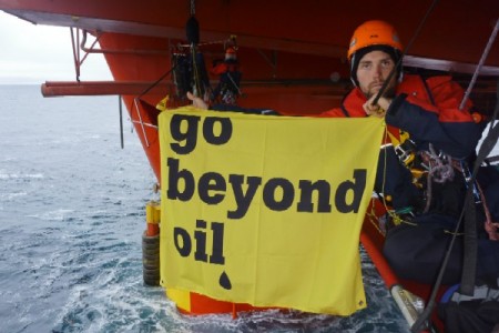 Protesta por las perforaciones en busca de petróleo el Ártico. (Foto: Cortesía de Greenpeace) - PULSAR PARA AMPLIAR -