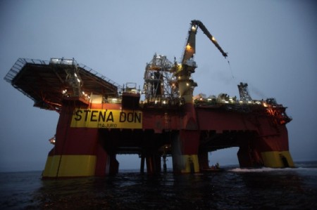 La plataforma «Stena Don» realiza las primeras perforaciones en Groenlandia. (Foto: Cortesía de Greenpeace) - PULSAR PARA AMPLIAR -