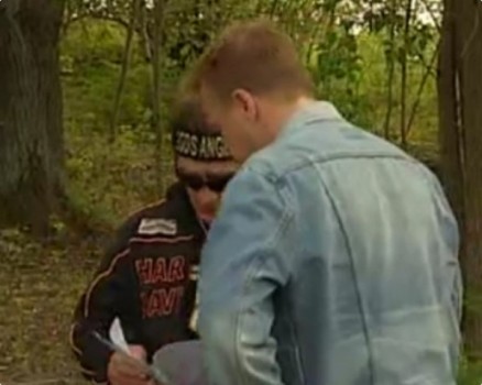 El reportero de TV4 comprueba las fotos que le muestra Daniel Webb, lugarteniente del gánster Mille Markovic. (Foto: Captura TV4)