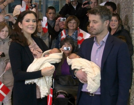 La princesa Mary y el príncipe Federico presentaron a sus mellizos en hall del «Rigshospital» de Copenhague. (Foto: © Marisa Trapero - JM Noticias) - PULSAR PARA AMPLIAR -