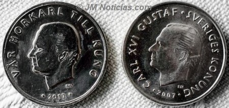 A la izquierda la moneda con la inscripción «Vår horkarl till kung» (Nuestro rey es un putero). A la derecha la moneda legal con el nombre «Carl XVI Gustaf - Sveriges Konung» (Carlos XVI Gustavo - Rey de Suecia) - Foto: © JM Noticias