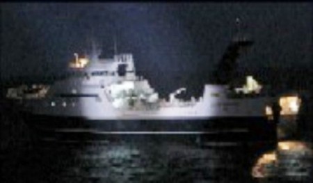El pesquero «F/V Monte Meixueiro» cuando fue detenido por los patrulleros noruegos. (Foto: Kystvagten)