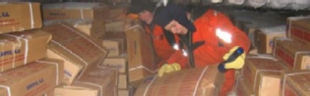 Los inspectores noruegos revisan la bodega del «F/V Garoya Segundo» con las miles de cajas de pescado ilegal. (Foto: Kystvagten) - PULSAR PARA AMPLIAR -