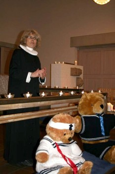 La pastora Kirsten Knutzen en la iglesia de Sthen con los ositos (Foto: © Claudia Top / JM Noticias)