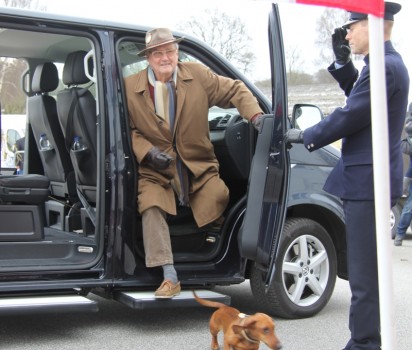 El príncipe consorte Henrik de Monpezat a su llegada al hipódromo de Aarhus con su perra «Querida». (Foto ©M.Mielgo -JM Noticias)