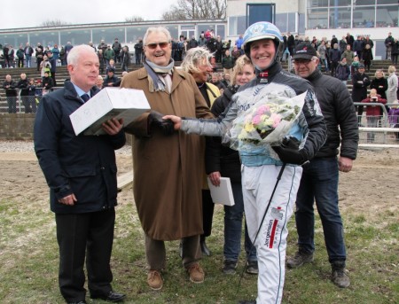 El marido de la reina Margarita de Dinamarca entrega el premio «Prins Henriks Cup» al ganador. (Foto ©M.Mielgo - JM Noticias)