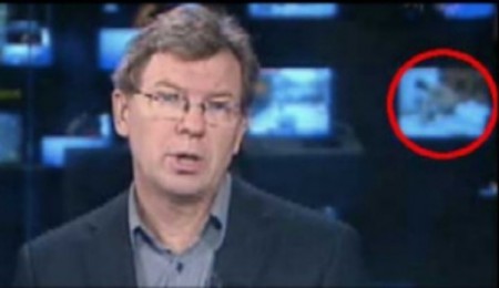 Imagen del informativo de la SVT sueca. En el televisor de la derecha se puede ver la película porno. (Foto: Captura TV) - PULSAR PARA AMPLIAR -