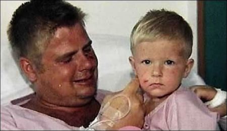 Marko Kärkkäinen no pudo evitar las lágrimas tras encontrar sano y salvo a su hijo Hannes. (Foto: medios)