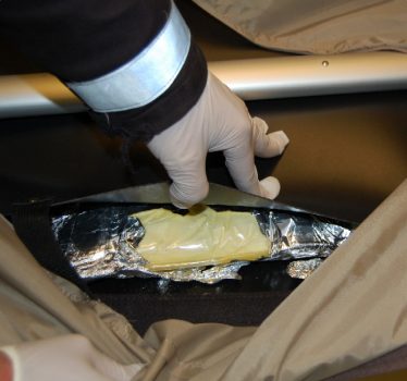En el bolso de la española de 19 años hallaron 3 kilos de cocaína. (Foto: Tollvesenet - Aduanas de Noruega)