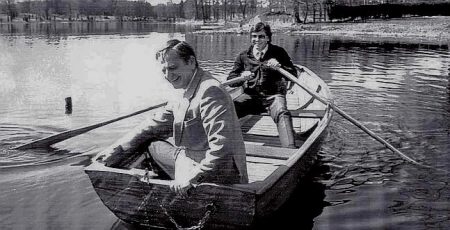 Felipe González y Olof Palme dando un paseo en barca por un lago sueco. González, Guerra y otros dirigentes del Psoe acudían a menudo a Estocolmo. (foto: archivo)