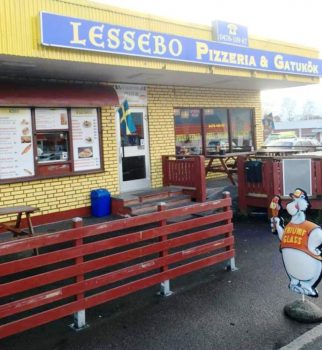 La pizzería «Lessebo Pizzeria & Gatukök» que regenta Sangar Gafuri en Lessebo, donde Carlos XVI Gustavo y Silvia de Suecia entraron a comer una pizza. (Foto: Cortesía de Sangar Gafuri para JM Noticias)