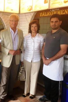 El rey Carlos XVI Gustavo y la reina Silvia accedieron a posar con Sangar Gafuri, el pizzero dueño de «Lessebo Pizzeria & Gatukök». (Foto: Cortesía de Sangar Gafuri para JM Noticias)