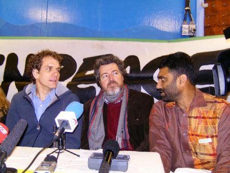 Juantxo, en medio de dos de sus colegas, atiende a los preguntas de la Prensa (Foto: MM - ©JMNoticias)