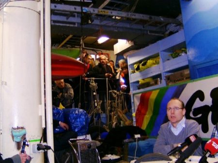 La bodega del M/S Rainbow Warrior estaba hasta el techo de cámaras, cables y periodistas (Foto: MM - ©JMNoticias)