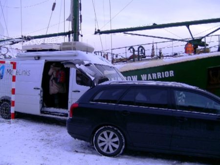 La lanzadera sueca para emitir hacia España estaba aparcada delante de una duna de nieve y desde ahí se controlaba las señales que se enviaban al satélite. (Foto: MM - ©JMNoticias)