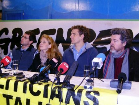 Los cuatro activistas ya libres, en la rueda de Prensa que se celebró en la bodega del barco de Greenpeace, el M/S Rainbow Warrior. (Foto: MM - ©JMNoticias)