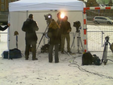 Los dos enviados (de TVE y de T5) intentan hacer su conexión después de la rueda de Prensa. (Foto: MM - ©JMNoticias)