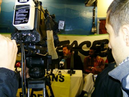 En la bodega del barco no hay sitio para moverse y se pueden contar hasta 22 cámaras de televsión y agencias de todo el mundo (Foto: MM - ©JMNoticias)