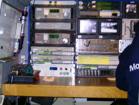 Dentro de la furgoneta que lleva la lanzadera está el panel de control y emisión de la señal al satélite. (Foto: MM - ©JMNoticias)