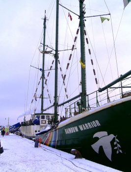 El famoso buque M/S Rainbow Warrior, atracado en el muelle de Havnegade (Calle del Puerto) de Copenhague, donde se realizó la entrevista y posterior rueda de Prensa (Foto: MM - ©JMNoticias)