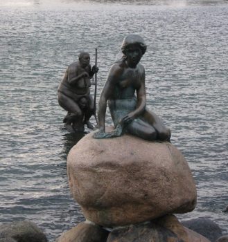 La famosa estatua de la «Sirenita» en compañía de su hermana fea. (Foto: Sevenmeters.net - JM Noticias)