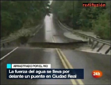 Imagen del vídeo re-emitido por el Canal 24h donde aseguran que es una carretera de Ciudad Real. (Foto: Captura vídeo)