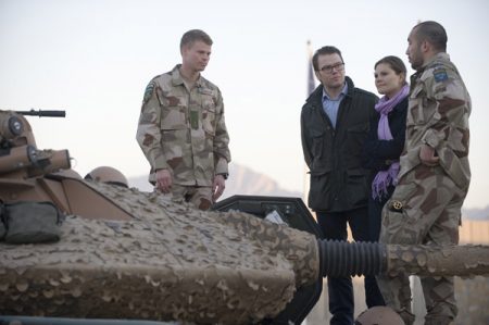 La princesa Victoria de Suecia con su futuro marido Daniel Westling en Afganistán. (Foto: Cortesía Försvarsmak / Henrik Eskilsson)