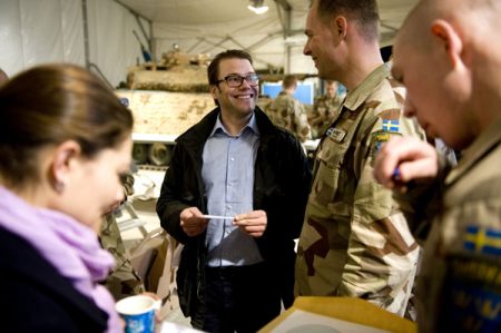La princesa heredera y su prometido departiendo con los soldados suecos. (Foto: Cortesía Försvarsmak / Henrik Eskilsson)