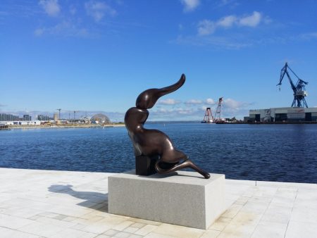 La elegante escultura llamada «Sirene», obra del príncipe Henrik de Dinamarca y que algunos llaman «El Sireno», mira impasible al Báltico en el nuevo muelle del honor del puerto de Aarhus. Foto: © M.Mielgo - JM Noticias.