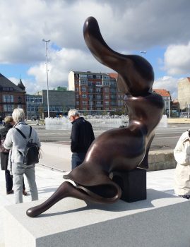 De bronce y 180 centímetros de altura, la «Sirene» o el «Sireno» ha sido bien recibida por los locales y foráneos, que apuntan que se parece más un león marino que una sirena. Foto: © M.Mielgo - JM Noticias.