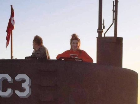 La última foto de la periodista sueca Kim Wall en la torreta del submarino «EC3 Nautilus» al lado de Peter Madsen cuando navegaban por el estrecho del Sund. (Foto: Particular)