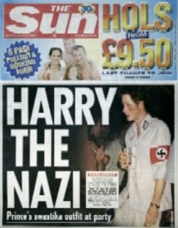 El príncipe Harry de Inglaterra aparece disfrazado de nazi en una fiesta con sus amigos (Foto:  Captura portada The Sun) 