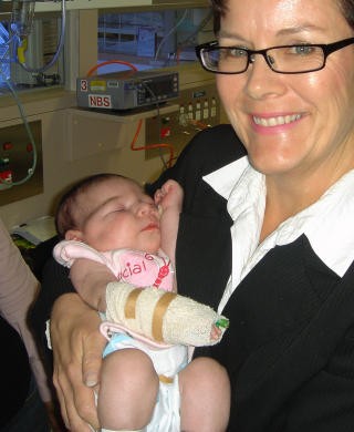 Shelly Park, la directora del Hospital Monash de Melbourne, muestra a Baby-Z tras saber que está curada. (Foto: Agencias Australia) 
