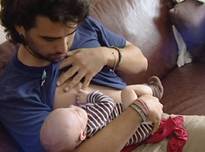 Intentando dar de mamar a su hijo. (Foto: Captura vídeo TV8 / JM Noticias) 
