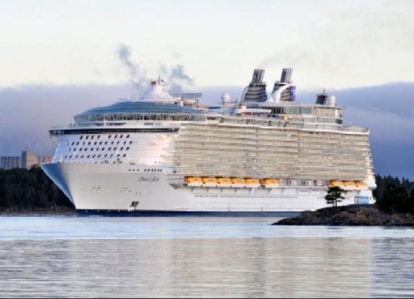 El M/V Oasis of the Seas en su primera singladura  (Foto: Royal Caribbean Cruises - JM Noticias)  