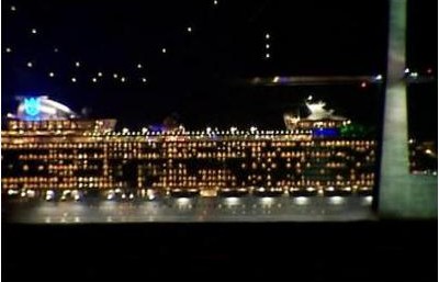 El M/V Oasis of the Seas pasando por debajo del puente del Gran Belt  (Foto: Captura TV - JM Noticias)  