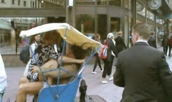La pareja simulando el acto sexual en plena calle y ante la mirada atónita de la gente. (Foto: Captura vídeo Kanal5)