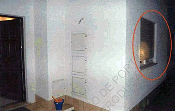 La persiana de la ventana del apartamento estaba abierta, como muestra la foto tomada esa noche. (Foto: Policía de Portugal)