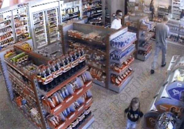 Foto de cámara de seguridad de la gasolinera donde aparece una niña casi igual a Madeleine. (Foto: Policía de Portugal)