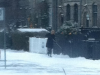 Ministra quitando nieve con una pala
