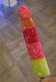 Le llaman «enfermedad venérea» por el aspecto que da el caramelo en la cabeza. Foto: Cortesía usuario Twitter - PULSAR PARA AMPLIAR -