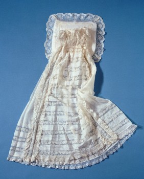 El vestido de cristianar para bautizar a los miembros de la familia real desde 1906 (Foto: kungahuset.se) - Pulsar para ampliar -