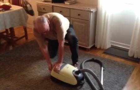 El noruego Rolf Henryford Kjeilen tratando de arrancar el aspirador como si fuera un cortacésped. (Foto: captura vídeo)