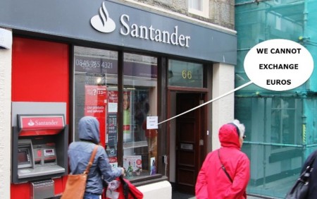 El letrero en la oficina del Banco de Santander en Lerwick lo dice bien claro; «No cambiamos euros» (Foto: © JM Noticias) - Pulsar para ampliar -